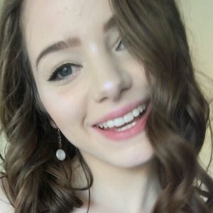 Meet your Posher, Dominique